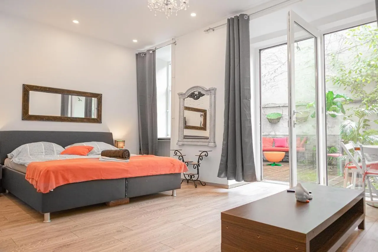 Fullfilling 3Br Shared Apartment With Pleasing Patio Viyana