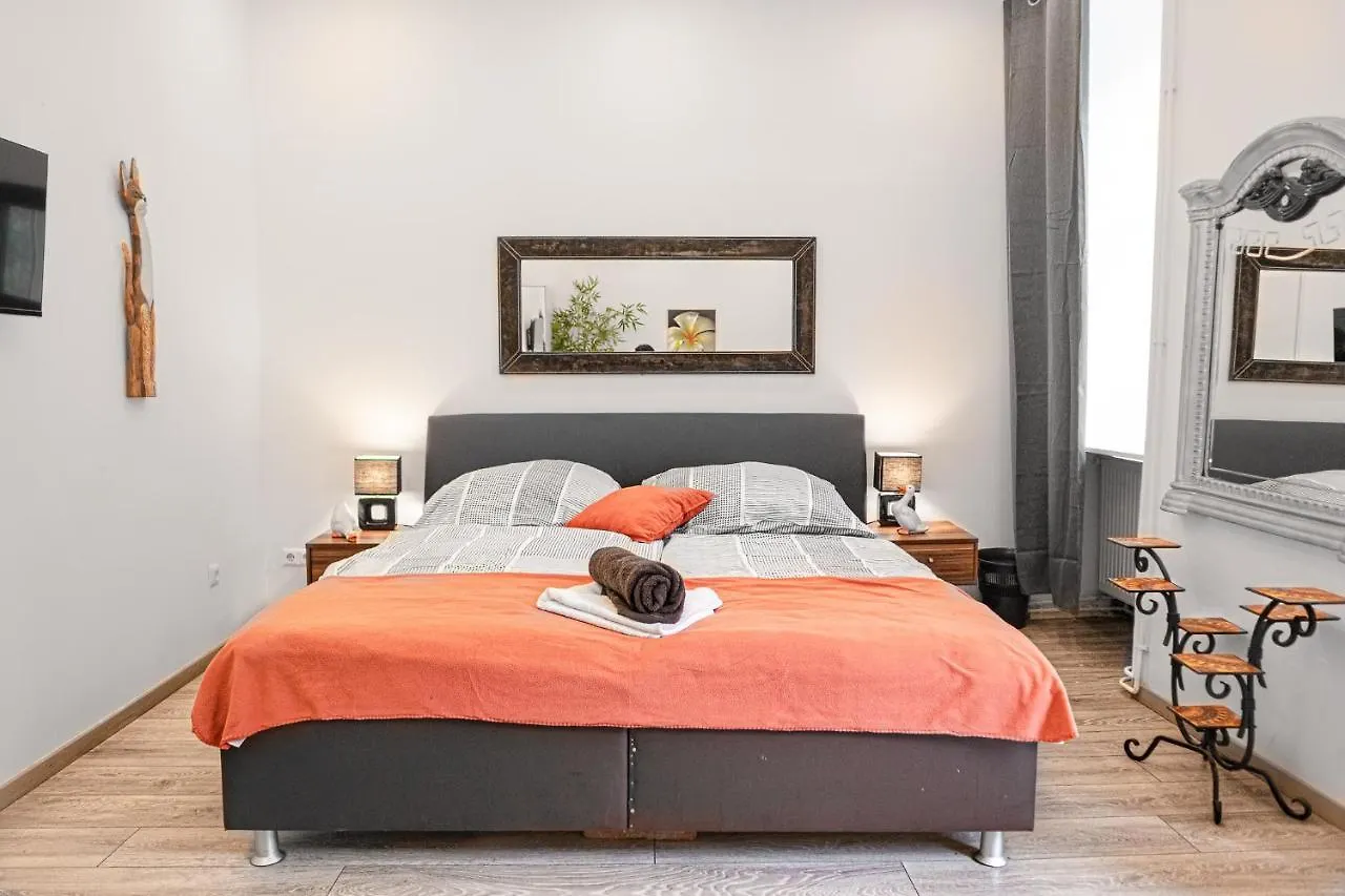 Fullfilling 3Br Shared Apartment With Pleasing Patio Viyana 0*,  Avusturya